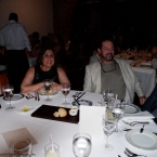 No jantar, Elza Costeira, David Allison e Romano Del Nord.